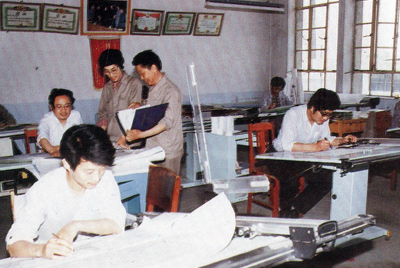 从1984年第一季度到抓治理上挂号周全提高企业素质验收前，，，接纳分线检查、总结效果、找出差别、提出步伐、限期整改的要领，，，使各项事情在整理中牢靠提高，，，在牢靠提高中举行再整理，，，再提高。。。。。