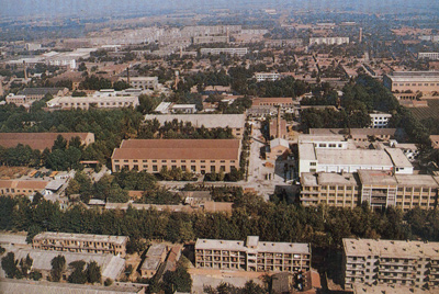 推土机总厂本部厂区。。。。。山东推土机总厂建设时，，，牢靠资产原值为2569万元，，，占地面积为517538平方米，，，修建面积为170861平方米。。。。。