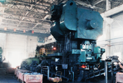 3月24日，，，天下第一台德国奥姆卡4000吨热模锻生产线在尊龙凯时总厂热模锻车间装置调试。。。。。