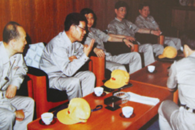 为了学习外国先进手艺和治理要领，，，前往引进手艺与装备的国家举行实地考察。。。。。薛仲光厂长在日本。。。。。