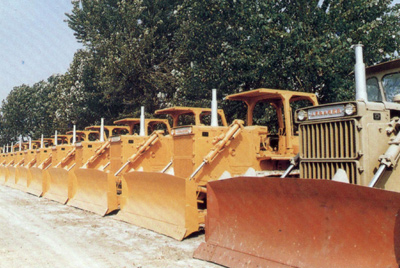 产品整装待发。。。。。自1984年对销售实验了承包责任制，，，调动了职工的起劲性，，，增强了责任感，，，从而改变了已往等、靠、要的被动时势。。。。。