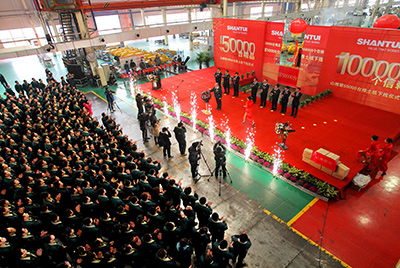 推土机事业部总装工厂盛大举行推土机第50000台下线庆典仪式。。。。。这一激感人心的历史时刻标记着50000台不但仅是一个数目的积累，，，更是尊龙凯时治理水平、生产规模、制造手艺、研发能力、销售能力等综合能力的体现，，，标记着尊龙凯时推土机工业整体实力进一步增强，，，是从量变到质变的奔腾。。。。。