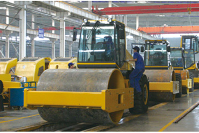 2002年2月，，，由履带厂开发研制的YZ18液压振动压路机，，，顺遂下线。。。。。