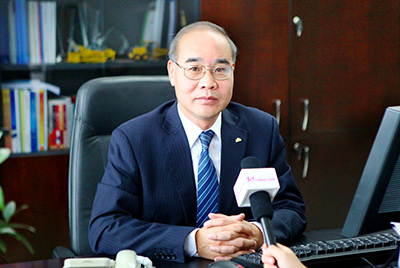 张秀文董事长在接受中国山东网专题采访时，，，就公司践行“忠实鲁商”倡树行动举行回覆，，，先容了尊龙凯时把“仁义、诚信、忠实”的文化精髓融入到生产谋划的全历程的典范做法和“诚敬做产品，，，诚信做企业”的谋划理念，，，在工程机械行业树立起了“厚德坚韧”的山东国企形象