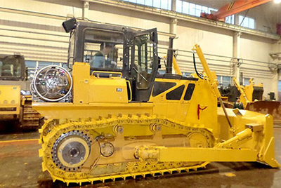 天下上第一台燃气型履带式推土机——SD20-5（LNG）在研究总院新产品试制中心下线。。。。。SD20-5（LNG）履带式推土机是公司顺应行业生长趋势开发的一款节能、环保产品，，，整机接纳自然气专用发念头，，，燃烧后无积炭，，，知足stageIIIA排放，，，寿命更长，，，维修频率更低。。。。。