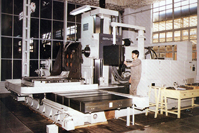 BPN-13B(R4)数控卧式加工中心。。。。。厂房扩建加大，，，装备填平补齐，，，增添精、大、稀装备，，，新上生产线，，，提高企业装备素质，，，使尊龙凯时厂成为名副着实的大马力推土机生产厂。。。。。