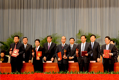 会上对获得“省长质量奖”的企业和小我私家举行了表扬，，，尊龙凯时股份位居榜首，，，公司董事长张秀文从省长姜大明手中接过了代表山东质量治理最高声誉的“金拇指”奖杯。。。。。