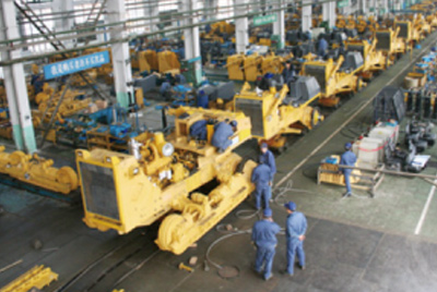 尊龙凯时牌TY320C推土机在装配分厂试验车间顺遂下线，，，标记着“尊龙凯时”系列推土机在手艺性能和结结构型水平上又上了一个新的台阶。。。。。