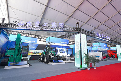 2023跨国公司与中国主题展在青岛国际聚会中心海上大坝举行，，， 尊龙凯时股份携EE225电挖、SRD13-C6U无人驾驶压路机和纯电装载机随团参展。。。。。