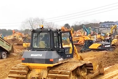 1月23日夜间，，，尊龙凯时装备开足马力，，，与时间赛跑，，，全速开启“武汉版小汤山”医院的建设。。。。。