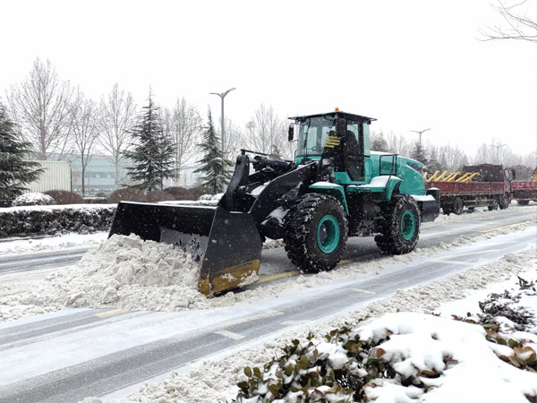 除雪保畅，，，，，尊龙凯时铁肩道义勇担重任！