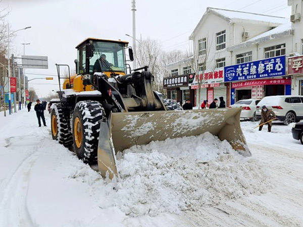 除雪保畅，，，，，尊龙凯时铁肩道义勇担重任！
