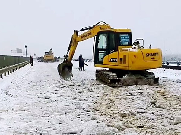 除雪保畅，，，，，尊龙凯时铁肩道义勇担重任！